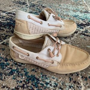 Tan sperry boat shoes.